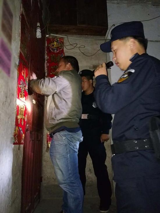 大理粗心妈妈误将幼女锁家中 民警全城寻开锁师傅开门